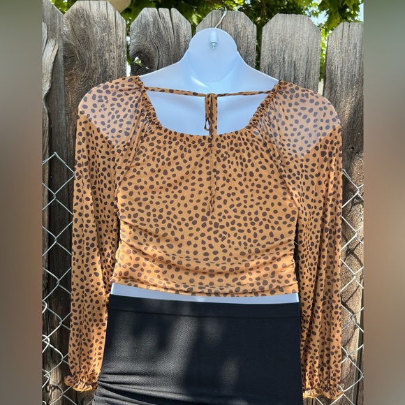 Spunky, cute, and fresh. What else could you ask for? Crop top long sleeve print - Picture 3 of 4
